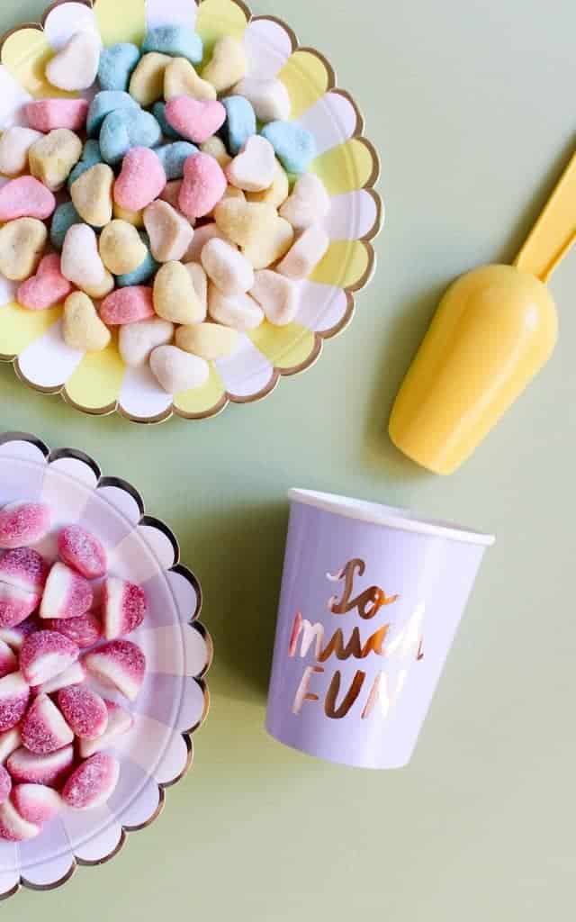 candy plates with cup and scoop