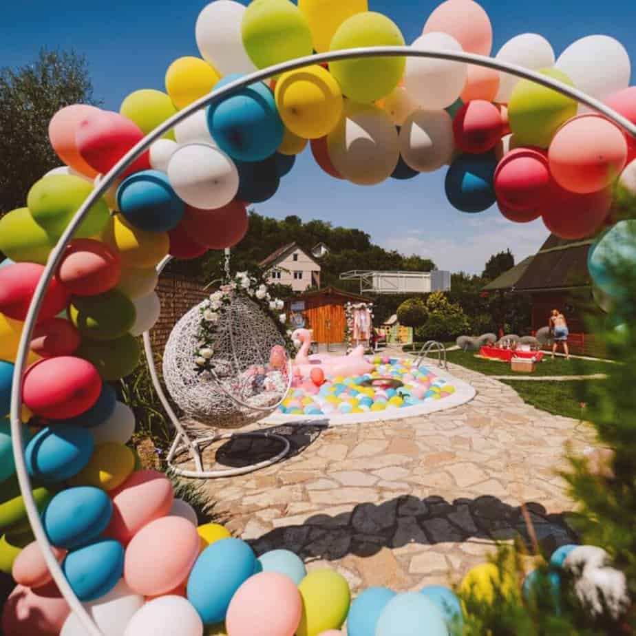 back view of a round balloon arch on a circle frame